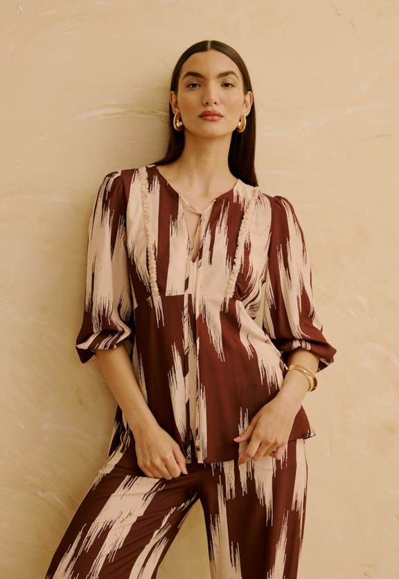 Bata com Franjas Estampada Amantani Vista Frontal