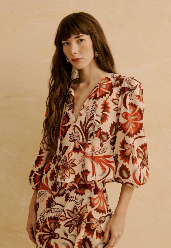 Bata com Ponteira Tassel Estampada Flor de Mashua Vista Frontal