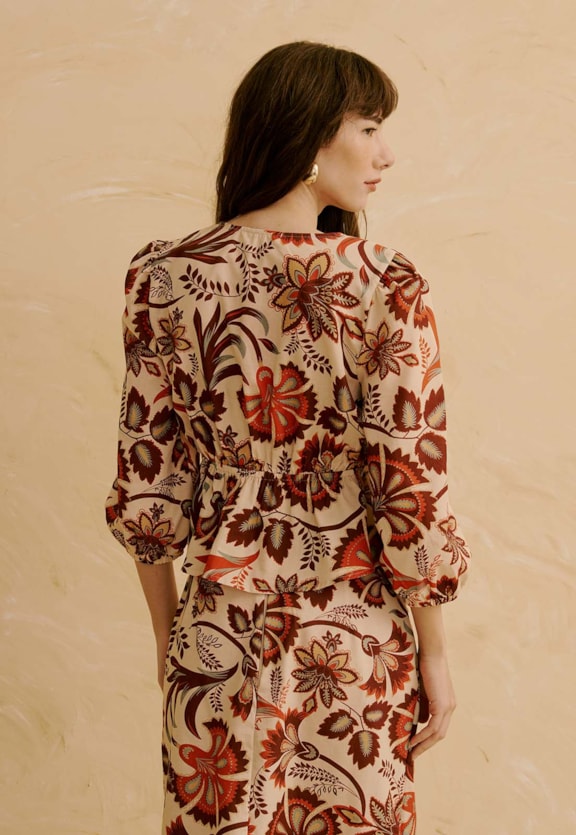 Bata com Ponteira Tassel Estampada Flor de Mashua Vista Traseira