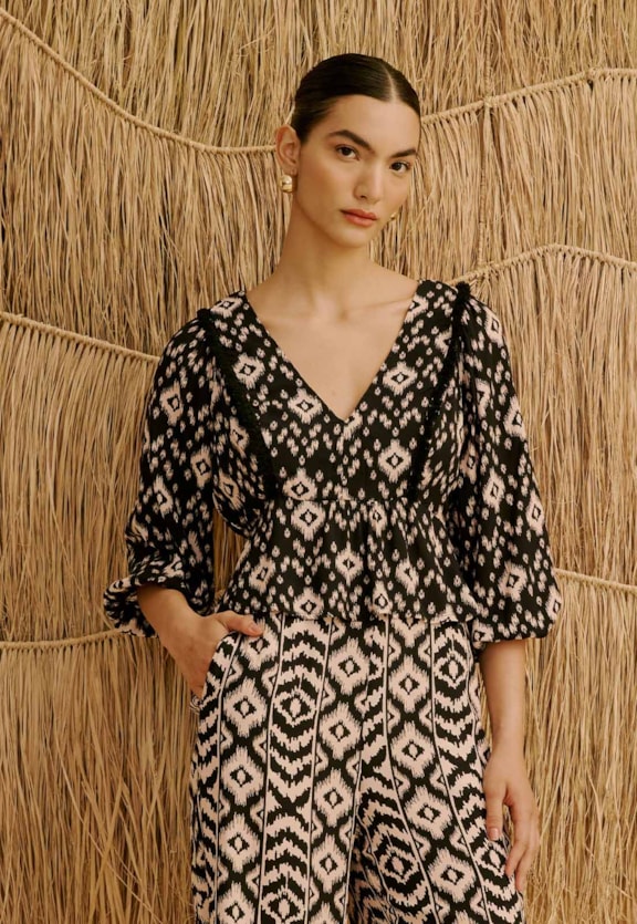 Bata Decote Franjas Estampada Uros Vista Frontal