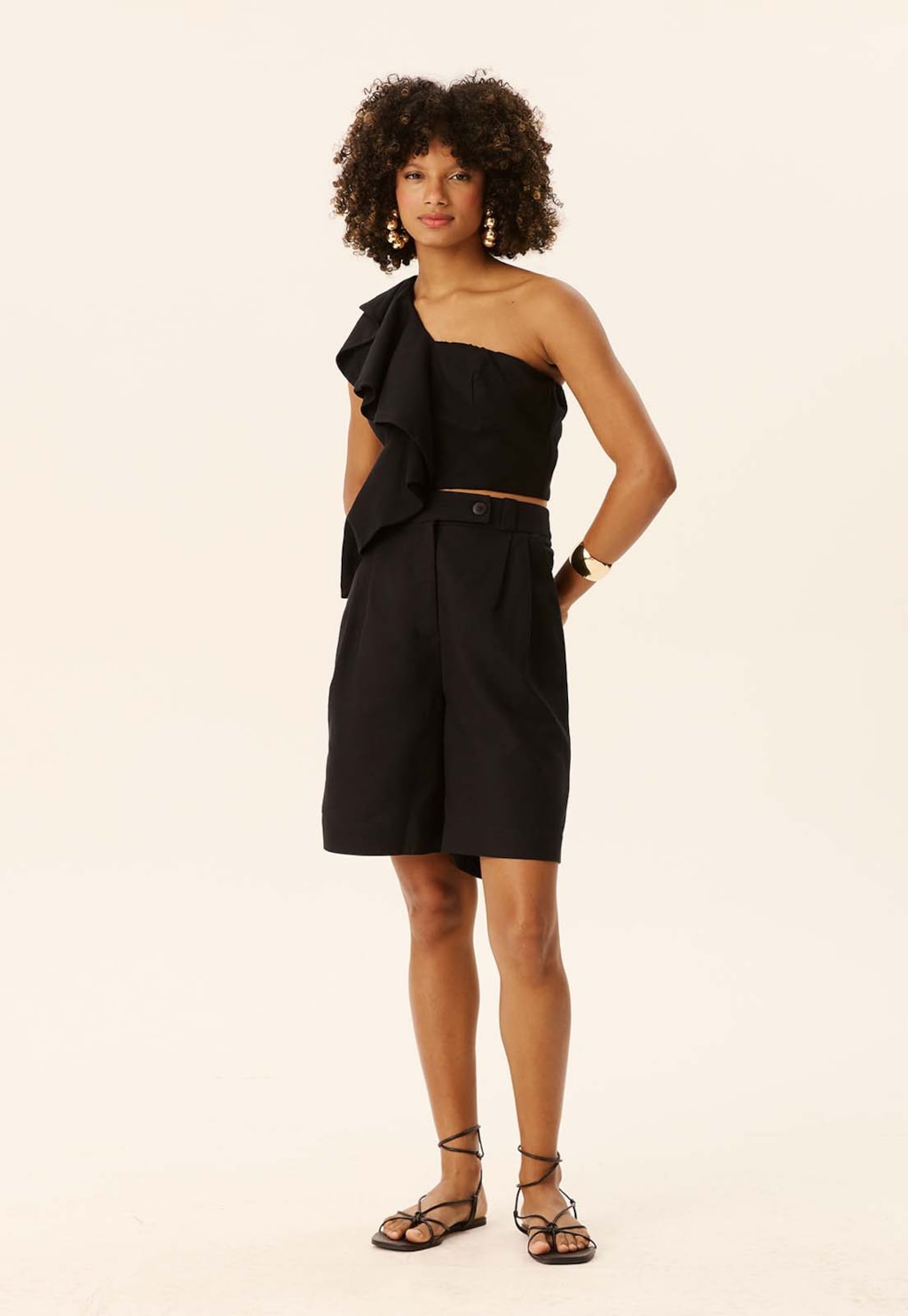 Bermuda Com Pregas Detalhe Cós