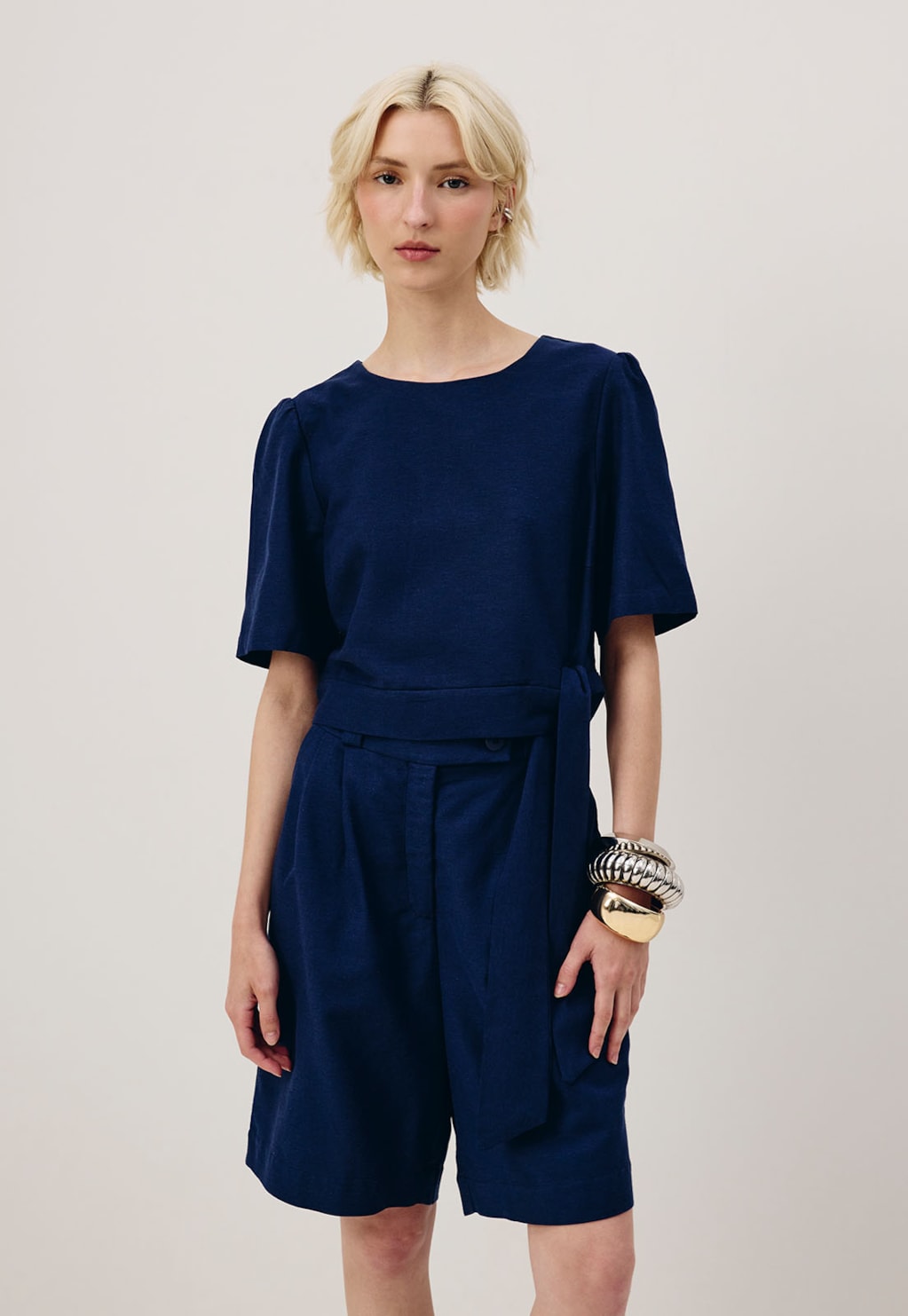 Bermuda Com Pregas Detalhe Cós