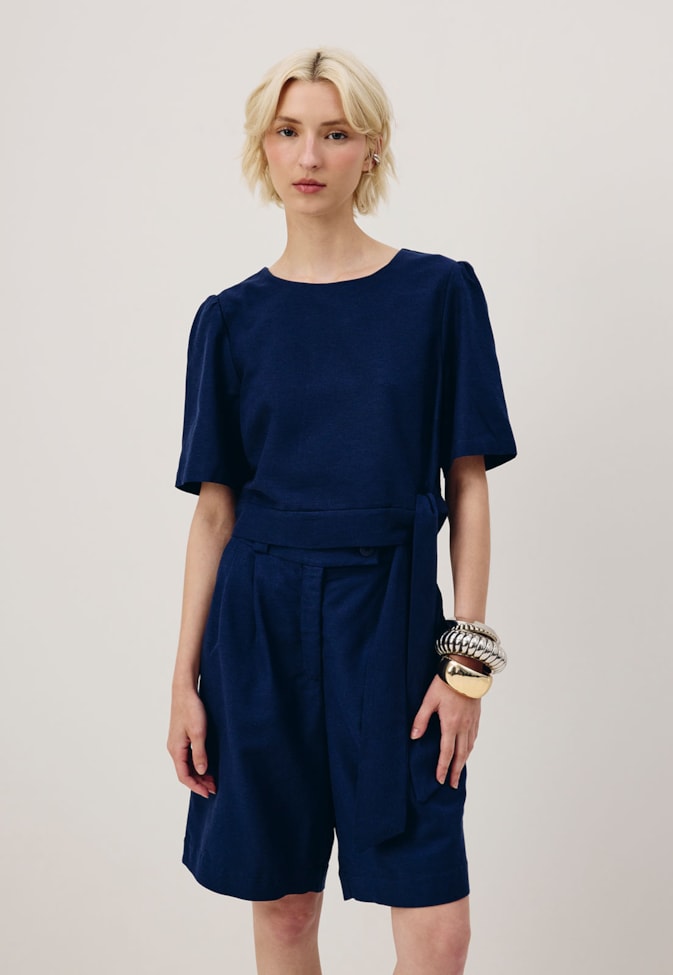 Bermuda Com Pregas Detalhe Cós