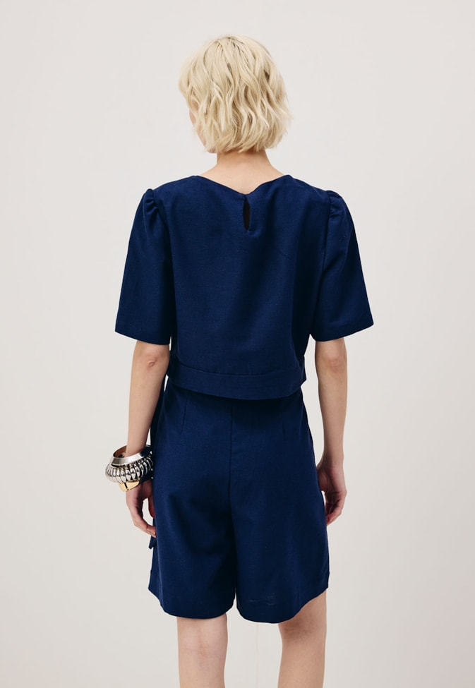 Bermuda Com Pregas Detalhe Cós