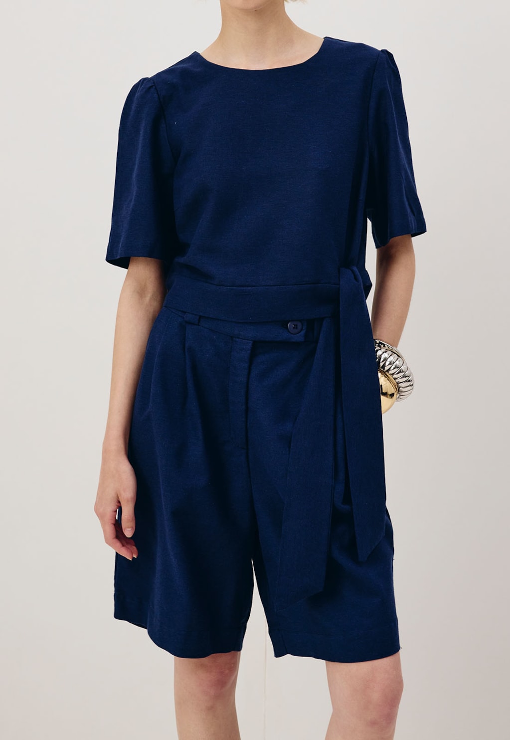 Bermuda Com Pregas Detalhe Cós