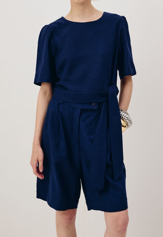 Bermuda Com Pregas Detalhe Cós