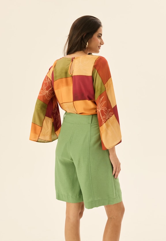 Bermuda Cós Largo Vista Traseira