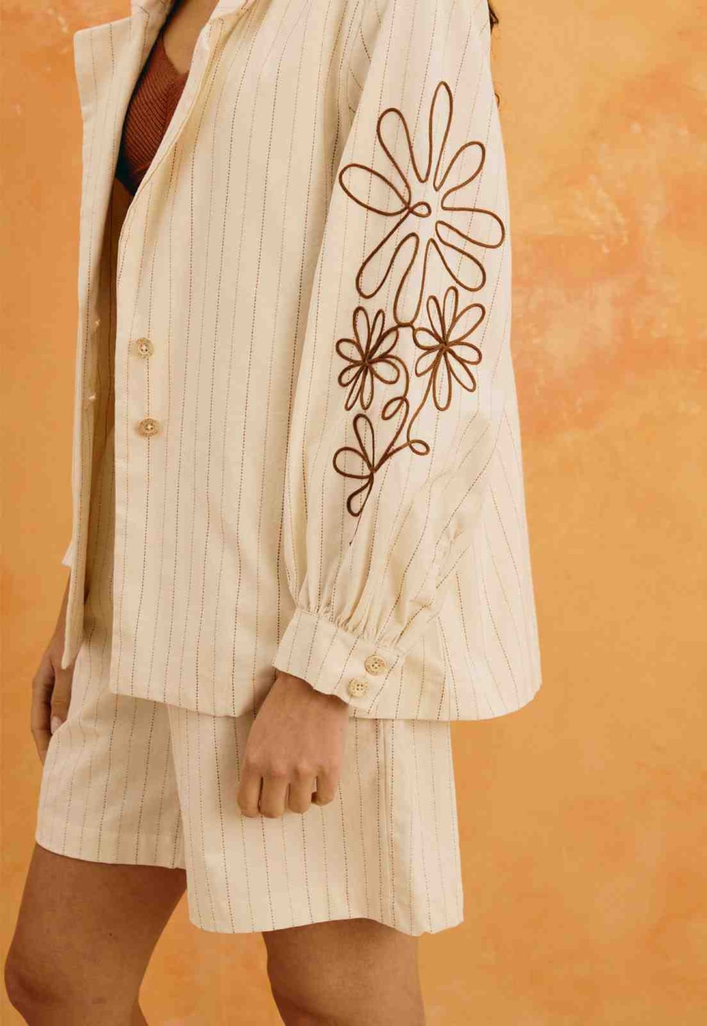 Blazer Listrado Bordado Flor