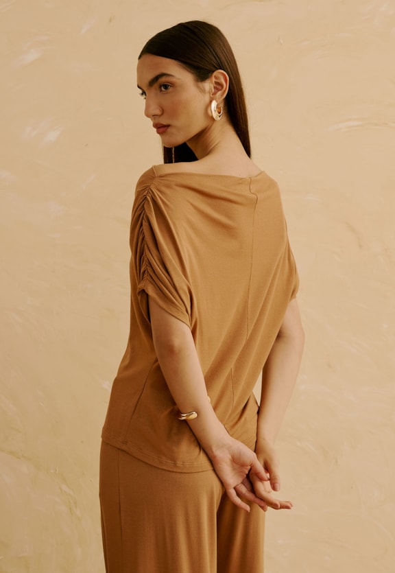 Blusa Alongada Degagê Ombro A Ombro Vista Traseira