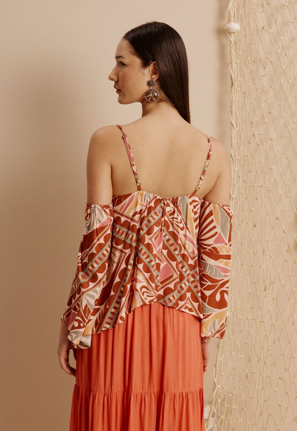 Blusa Ampla Ombro Vazado Estampado Azulejaria