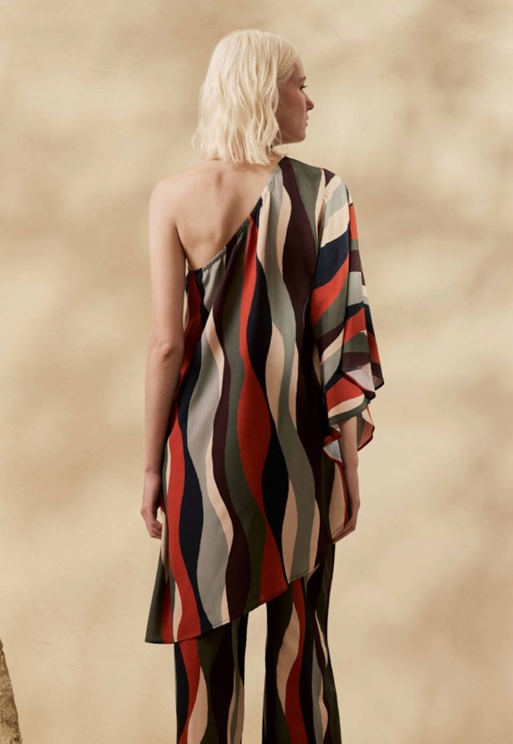 Blusa Ampla Um Ombro Só Estampada Cordilheira Vista Traseira