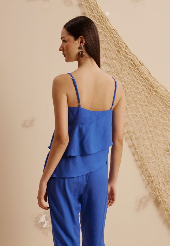 Blusa Assimétrica Camadas Vista Traseira