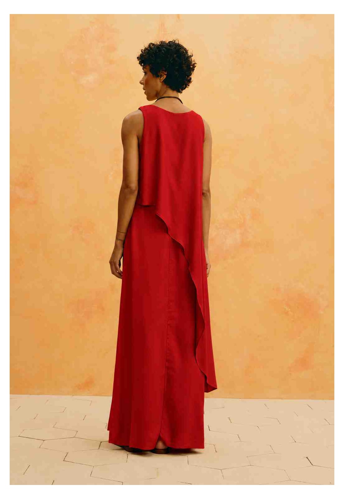 Blusa Assimétrica Detalhe Pregas Vista Traseira