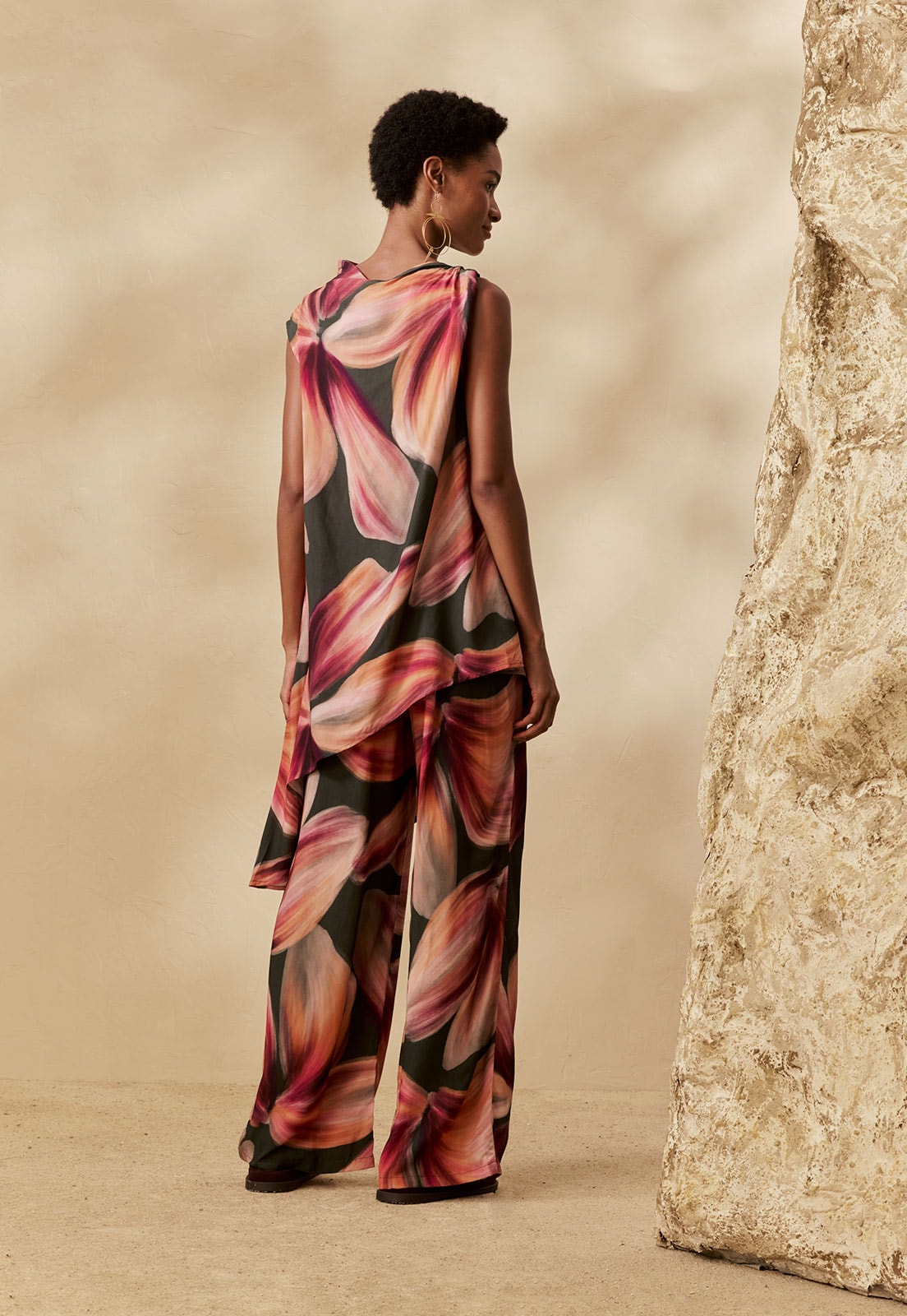 Blusa Assimétrica Estampada Follaje Vista Traseira