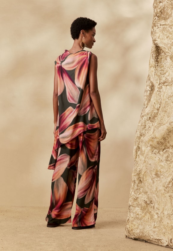 Blusa Assimétrica Estampada Follaje Vista Traseira