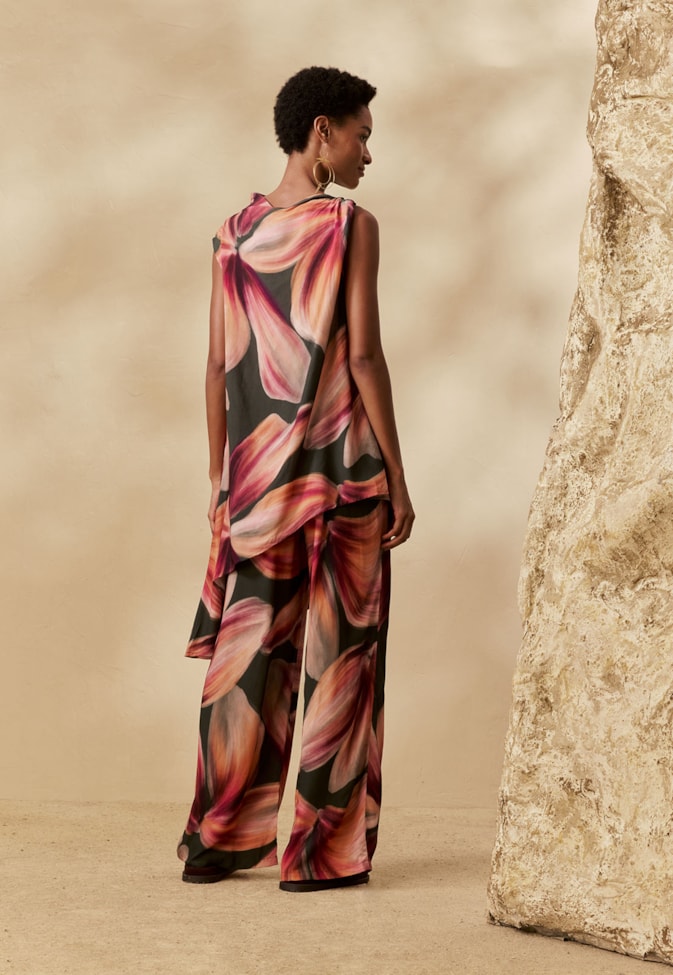 Blusa Assimétrica Estampada Follaje