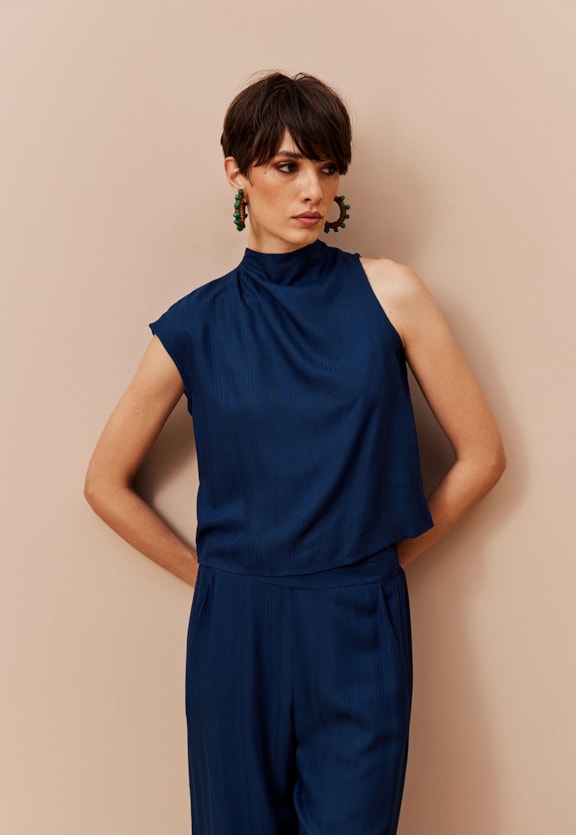 Blusa Assimétrica Golinha Alta Vista Frontal