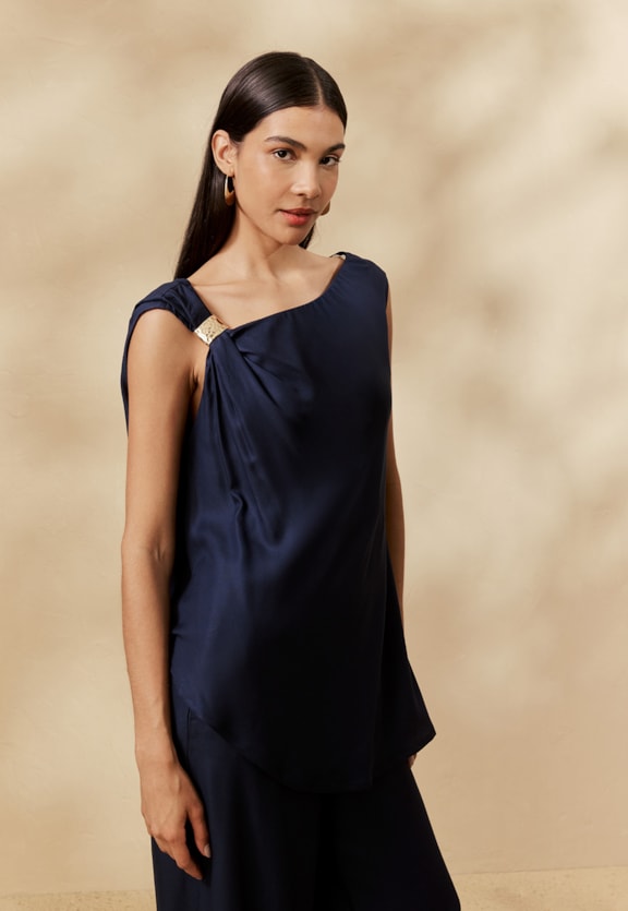 Blusa Assimétrica Passador Metálico Vista Frontal