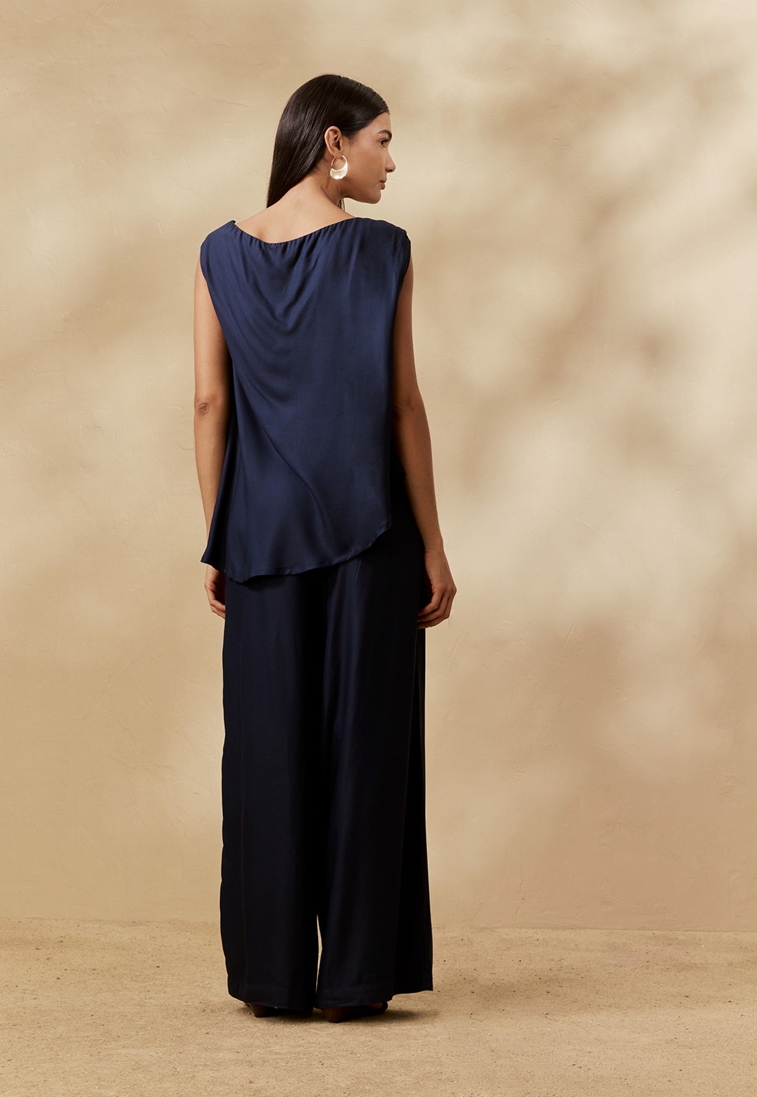 Blusa Assimétrica Passador Metálico Vista Traseira
