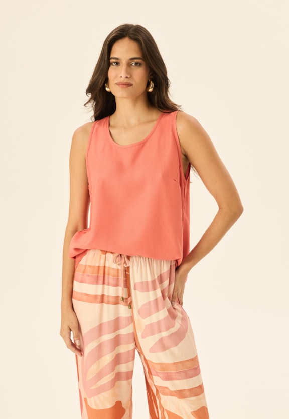 Blusa Básica Alça Larga Vista Frontal