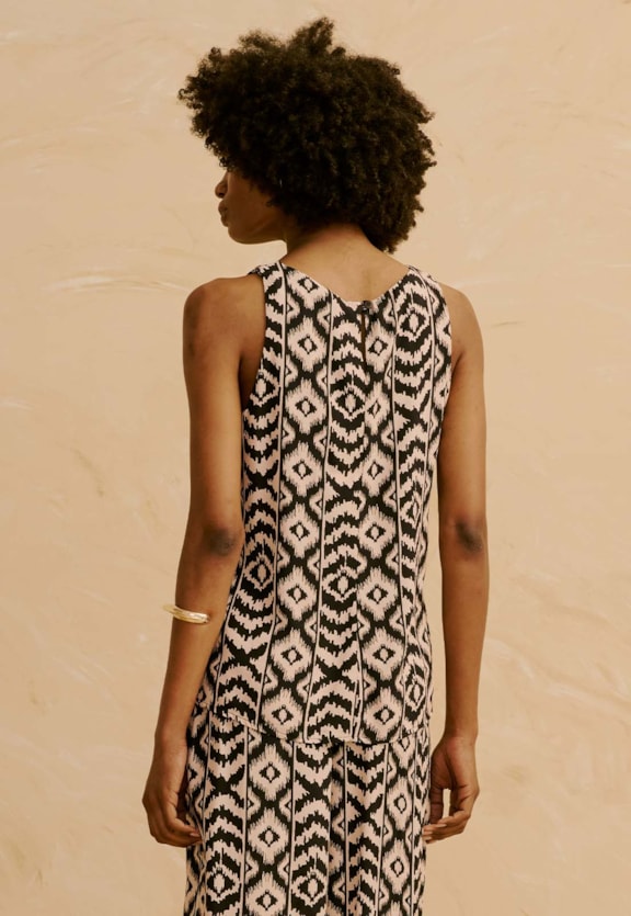 Blusa Básica Decote Nadador Estampada Puno Vista Traseira