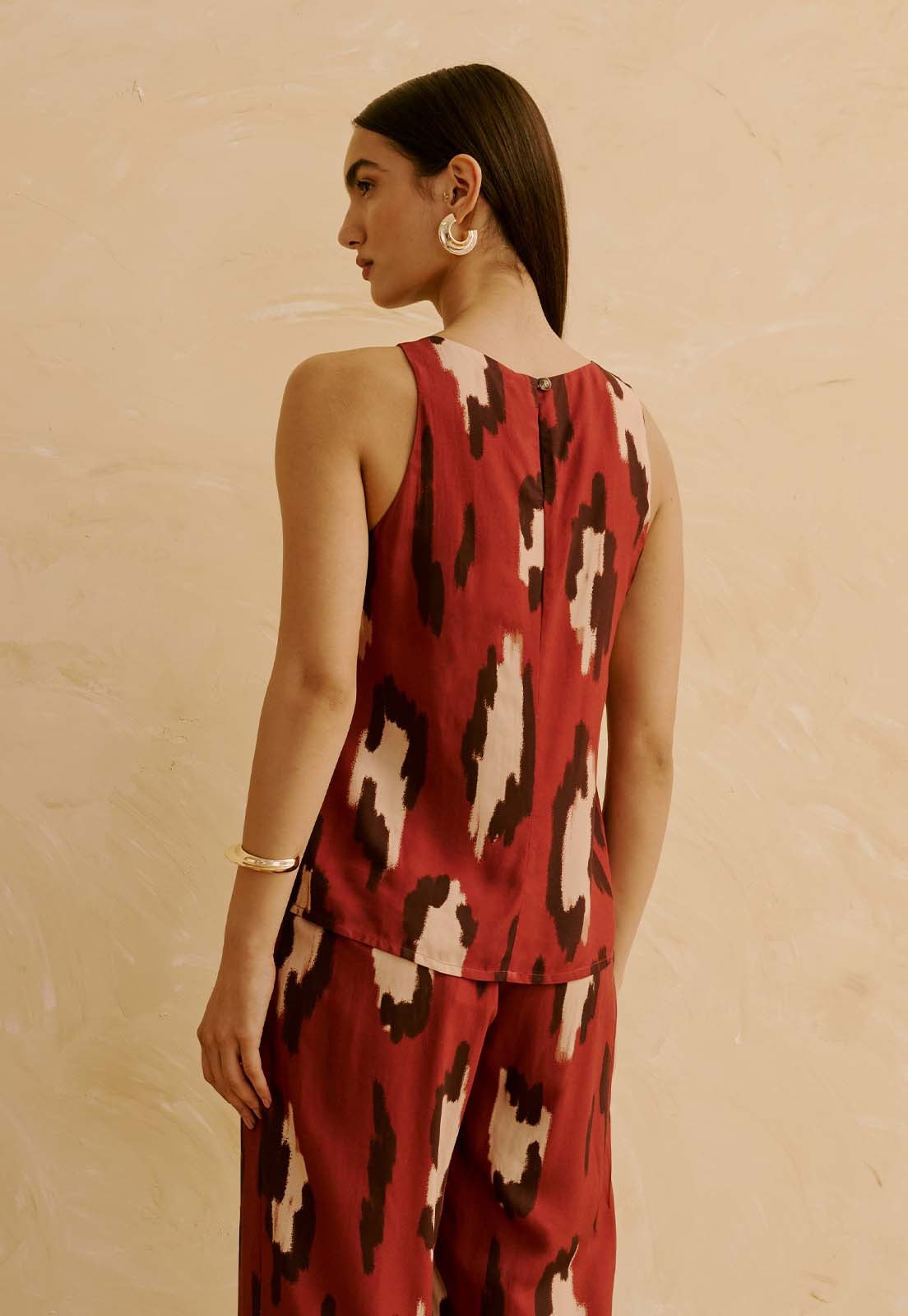 Blusa Básica Estampada Chimu Marrom Vista Traseira