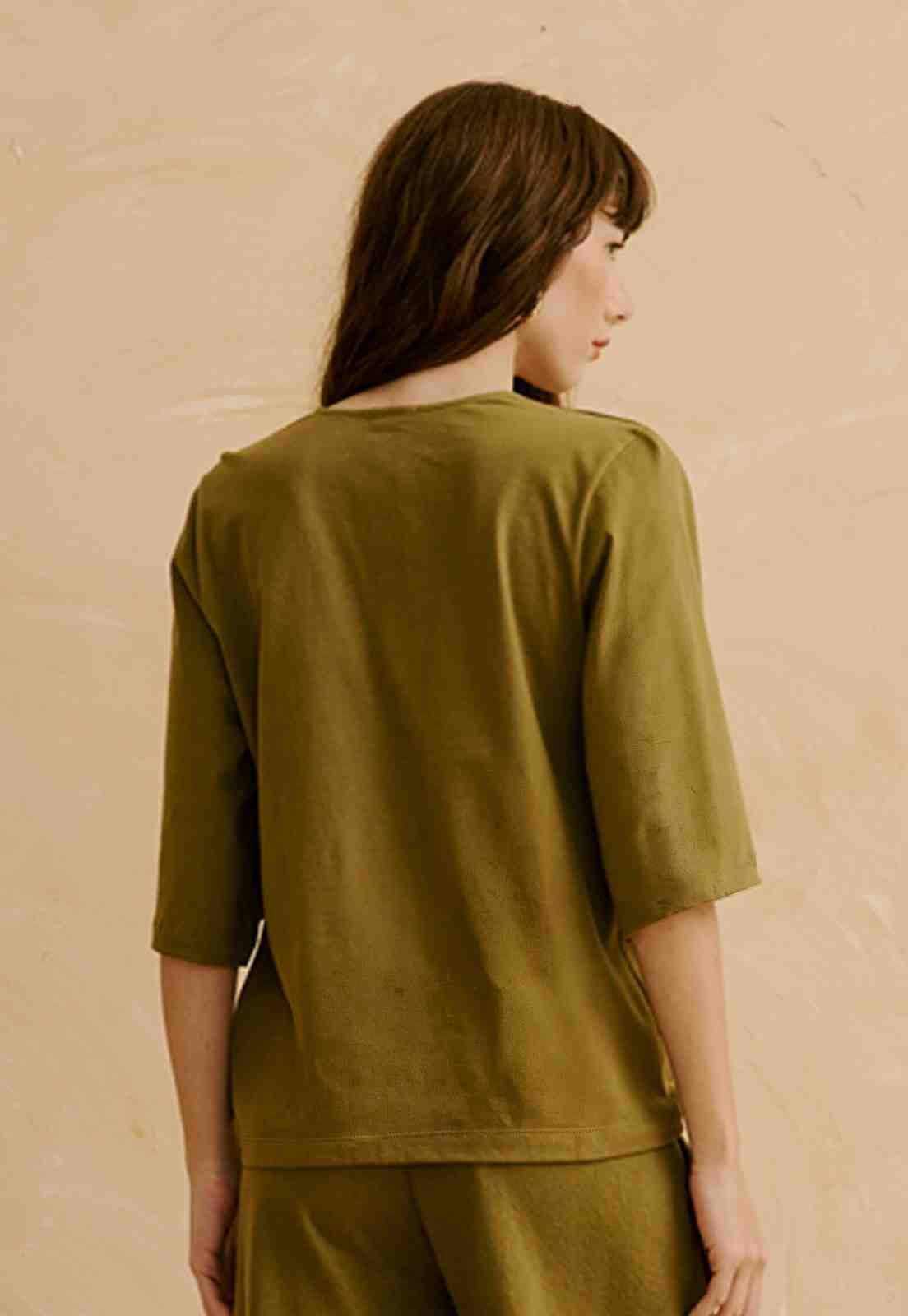 Blusa Bata Lisa Aplicação Vista Traseira