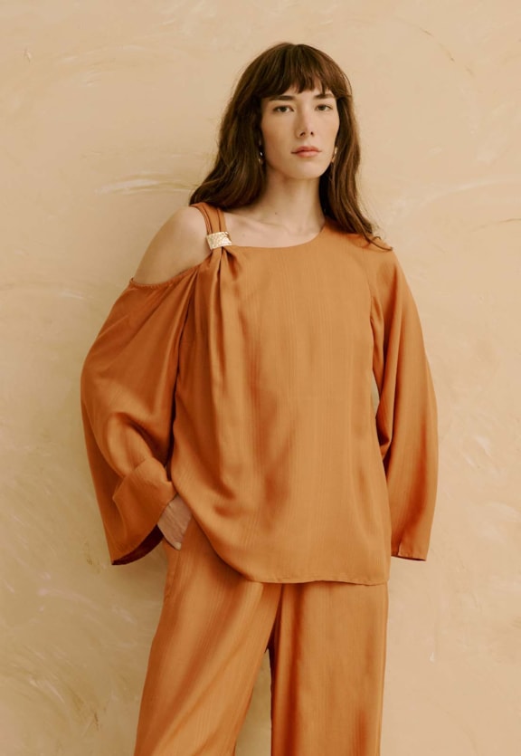 Blusa com Detalhe Ombro Vazado e Aviamento Vista Frontal