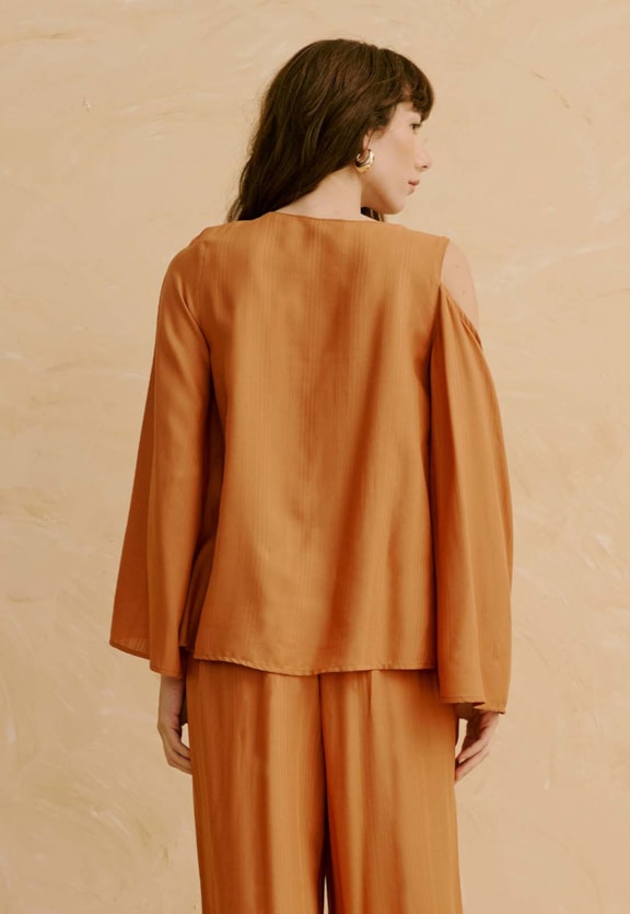 Blusa com Detalhe Ombro Vazado e Aviamento Vista Traseira