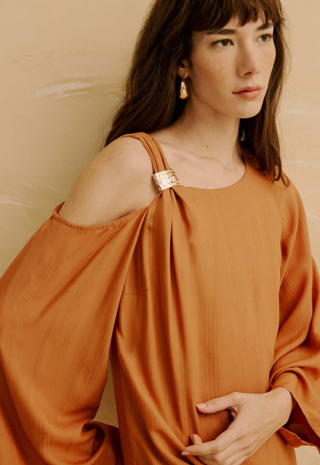 Blusa com Detalhe Ombro Vazado e Aviamento