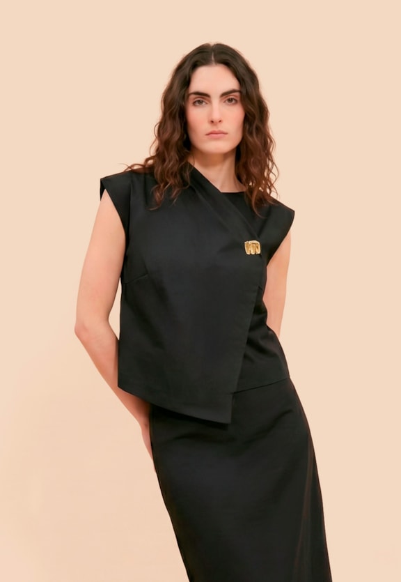 Blusa com Gola Assimetrica Botão Orgânico Vista Frontal