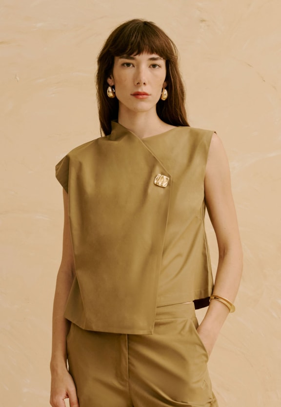 Blusa com Gola Assimetrica Botão Orgânico Vista Frontal