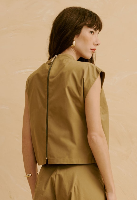 Blusa com Gola Assimetrica Botão Orgânico Vista Traseira