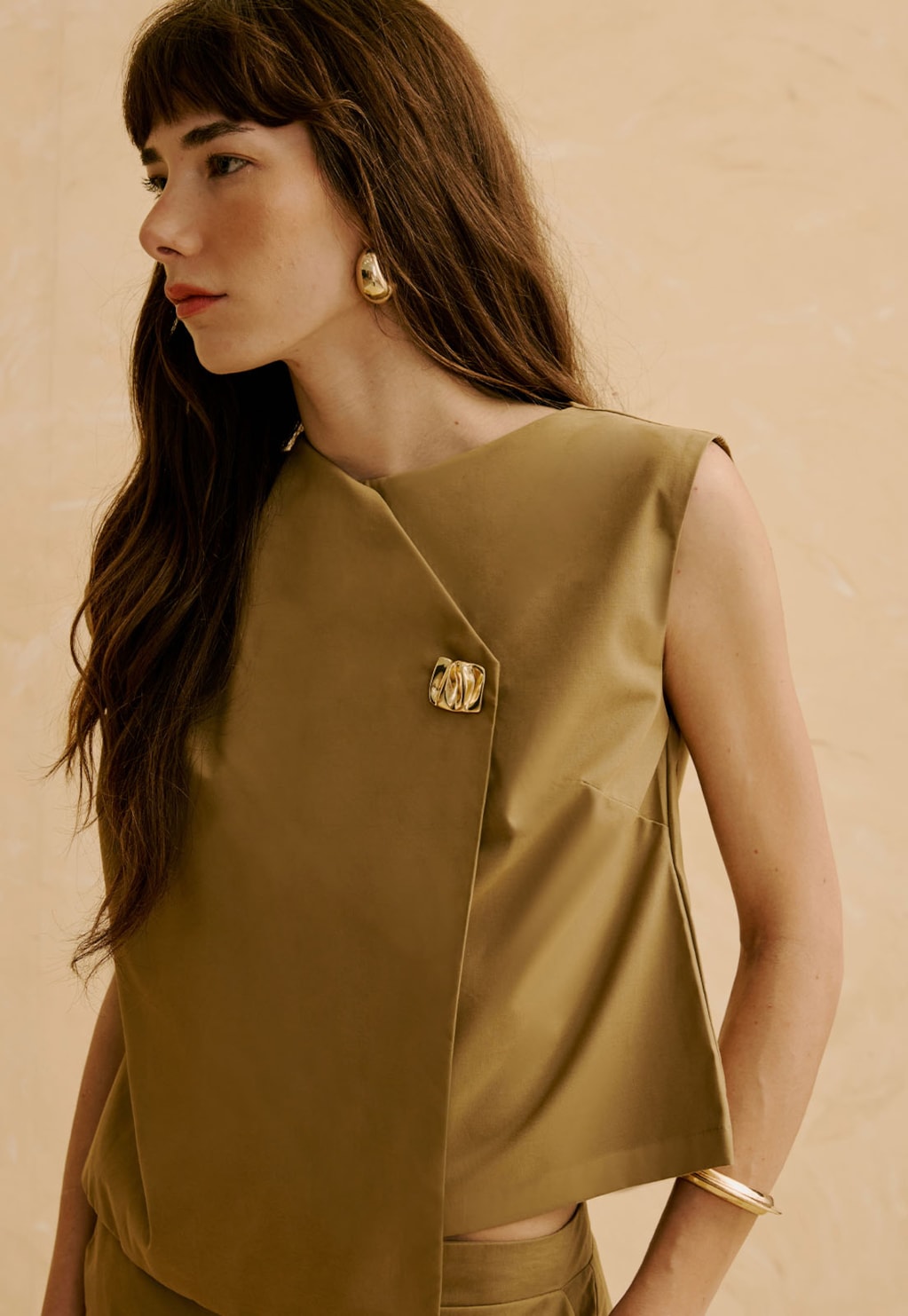 Blusa com Gola Assimetrica Botão Orgânico