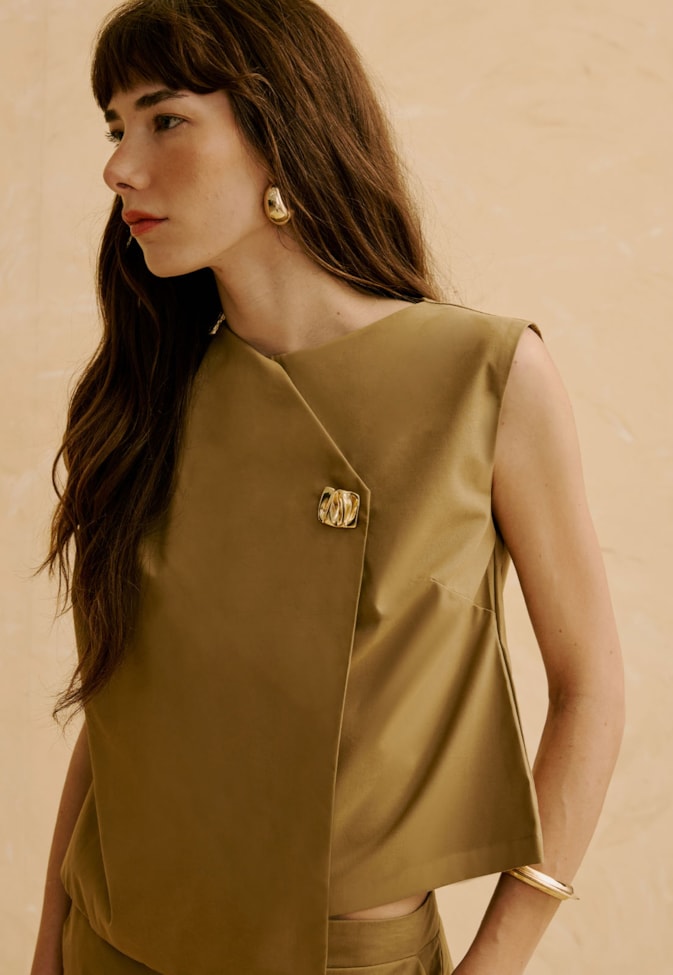 Blusa com Gola Assimetrica Botão Orgânico