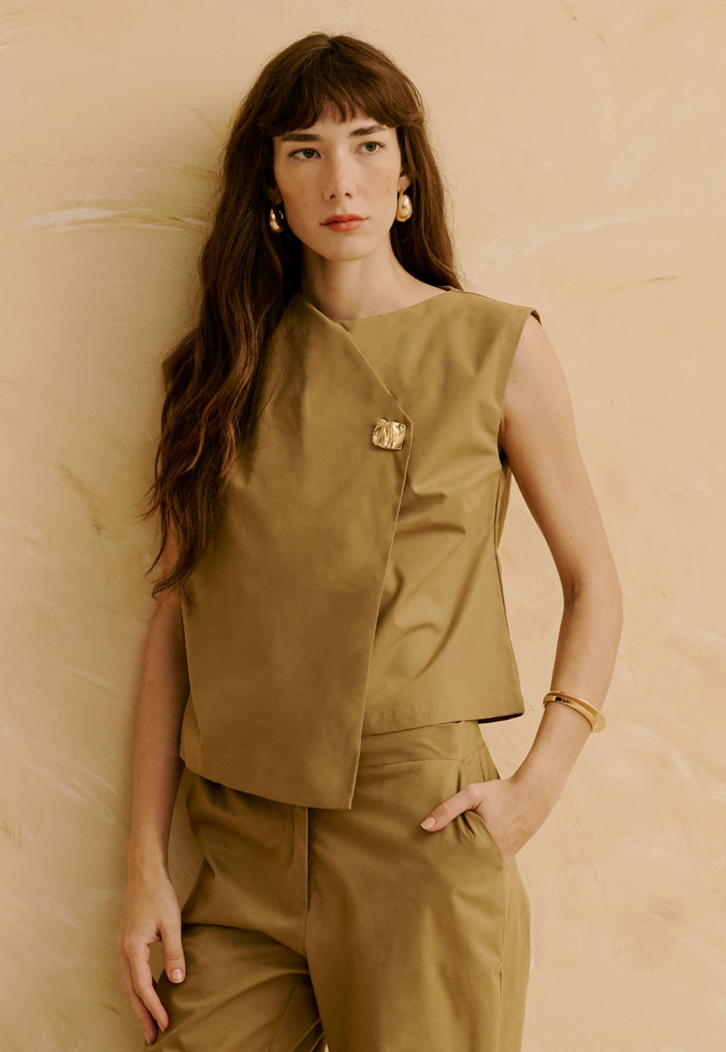 Blusa com Gola Assimetrica Botão Orgânico