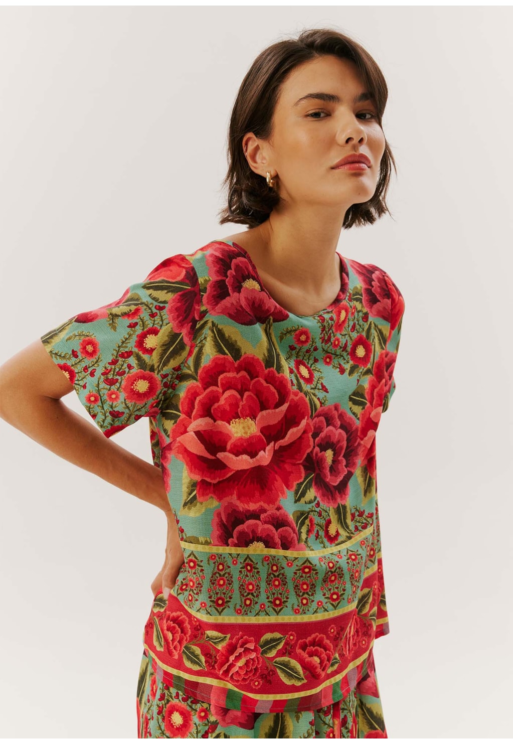 Blusa Decote Canoa Laço Costas Estampado Flor Paraense