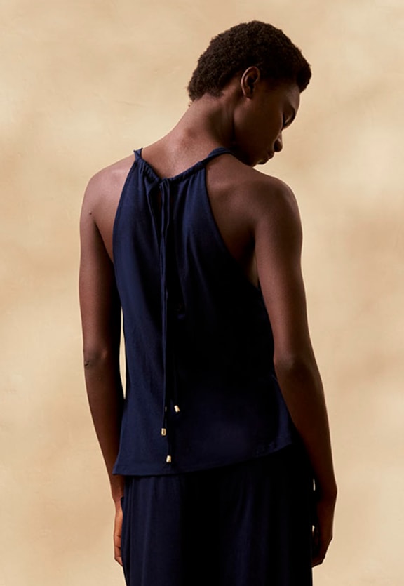 Blusa Decote Passador Cordão Vista Traseira