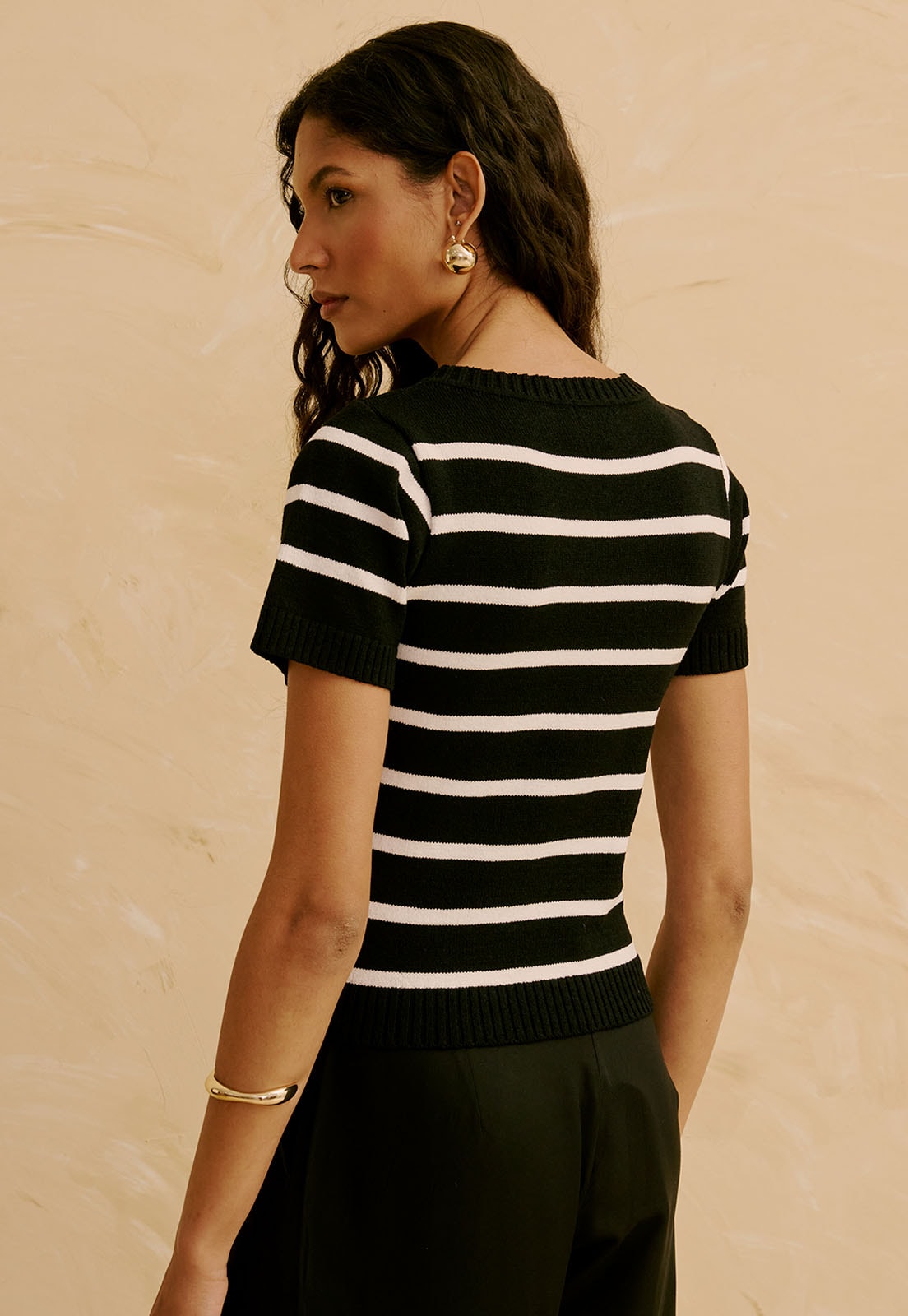Blusa em Tricot com Manga Listrada Vista Traseira