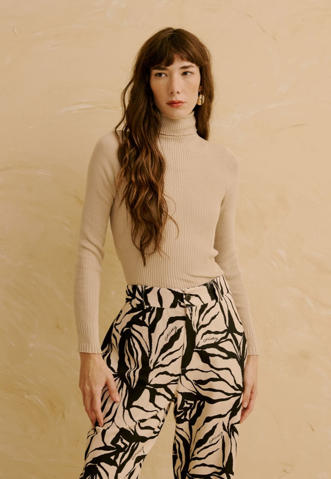 Blusa em Tricot com Manga Longa e Gola Alta