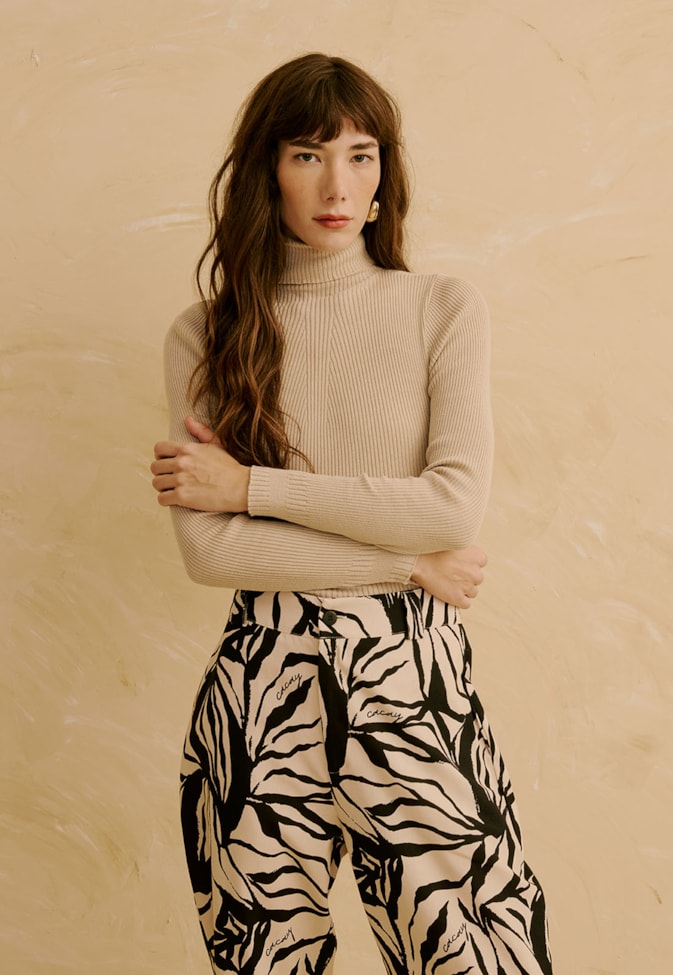 Blusa em Tricot com Manga Longa e Gola Alta