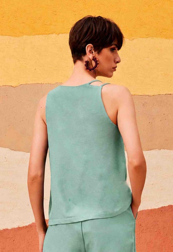 Blusa Lisa Alça Assimétrica Vista Traseira
