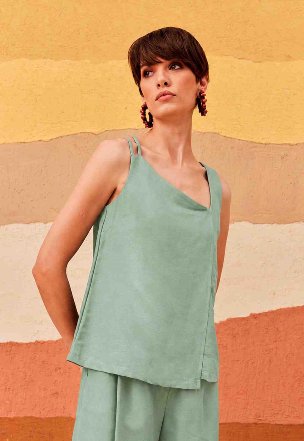 Blusa Lisa Alça Assimétrica