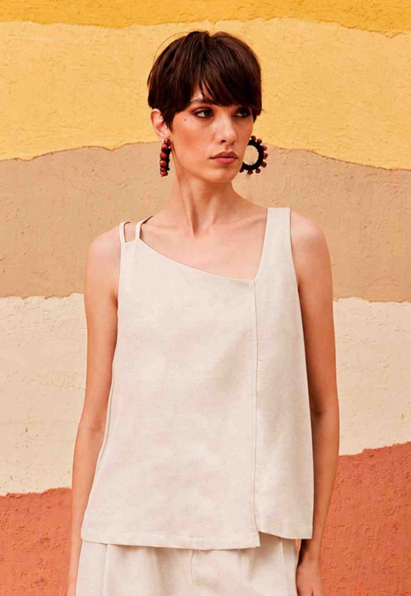 Blusa Lisa Alça Assimétrica Vista Frontal