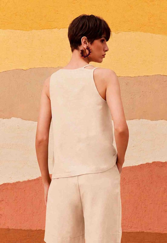 Blusa Lisa Alça Assimétrica Vista Traseira
