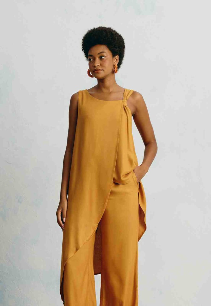 Blusa Lisa Assimétrica Alongada