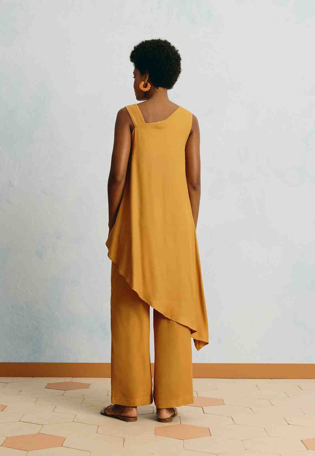 Blusa Lisa Assimétrica Alongada