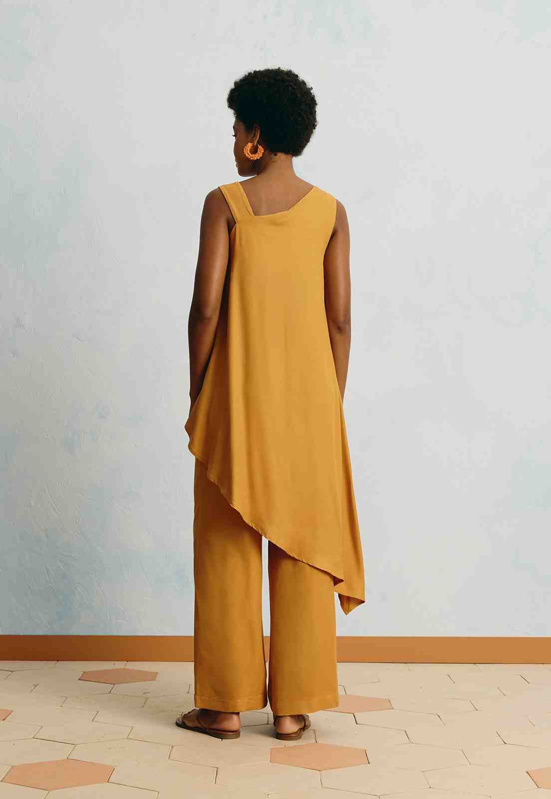 Blusa Lisa Assimétrica Alongada Vista Traseira