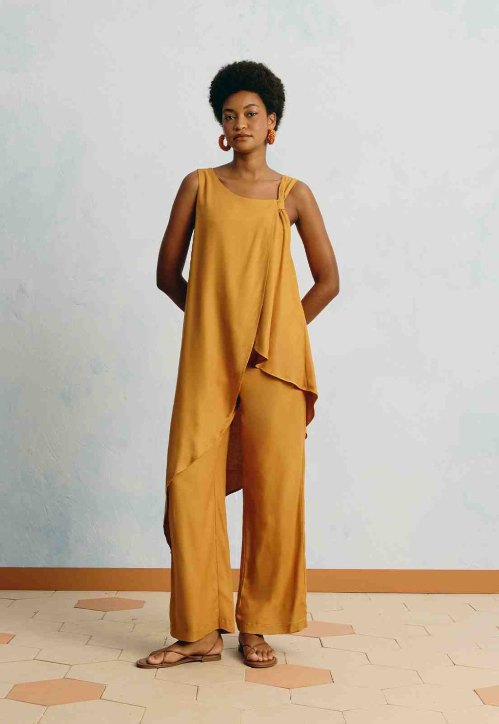 Blusa Lisa Assimétrica Alongada