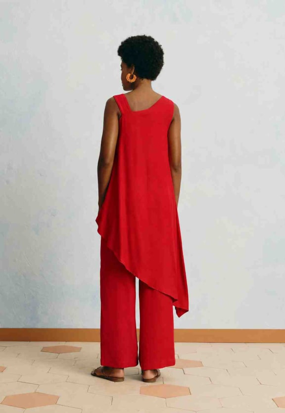 Blusa Lisa Assimétrica Alongada Vista Traseira